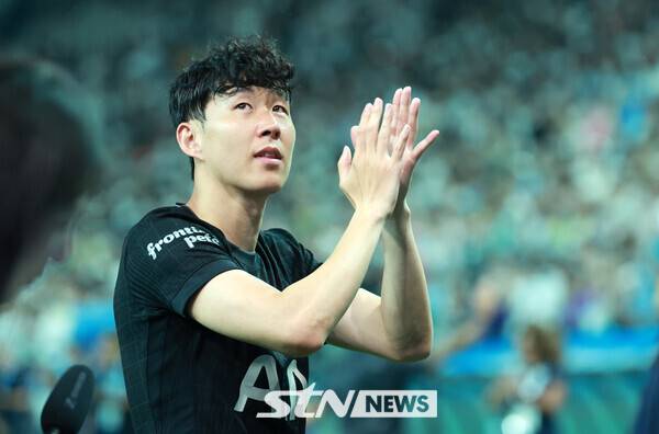 3일 오후 서울 마포구 서울월드컵경기장에 열린 2025 쿠팡플레이시리즈 뉴캐슬 유나이티드와 토트넘 홋스퍼의 경기에서 경기를 마친 토트넘 손흥민이 팬들에게 인사를 하고 있다. /사진=뉴시스