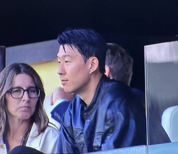 LAFC 경기를 지켜보는 손흥민. /사진=톰 보거트 SNS