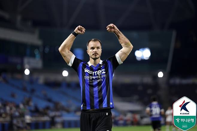 인천 유나이티드 무고사가 세리머니를 펼치고 있다. /사진=한국프로축구연맹