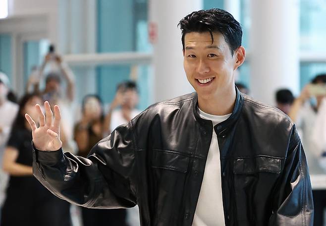 미소짓는 손흥민

    (영종도=연합뉴스) 김성민 기자 = 토트넘과의 결별 소식을 전한 손흥민이 5일 인천 영종도 인천국제공항 2터미널 출국장으로 향하고 있다. 손흥민은 미국프로축구(MLS) 로스앤젤레스FC(LAFC) 입단이 유력한 것으로 알려졌다. 2025.8.5