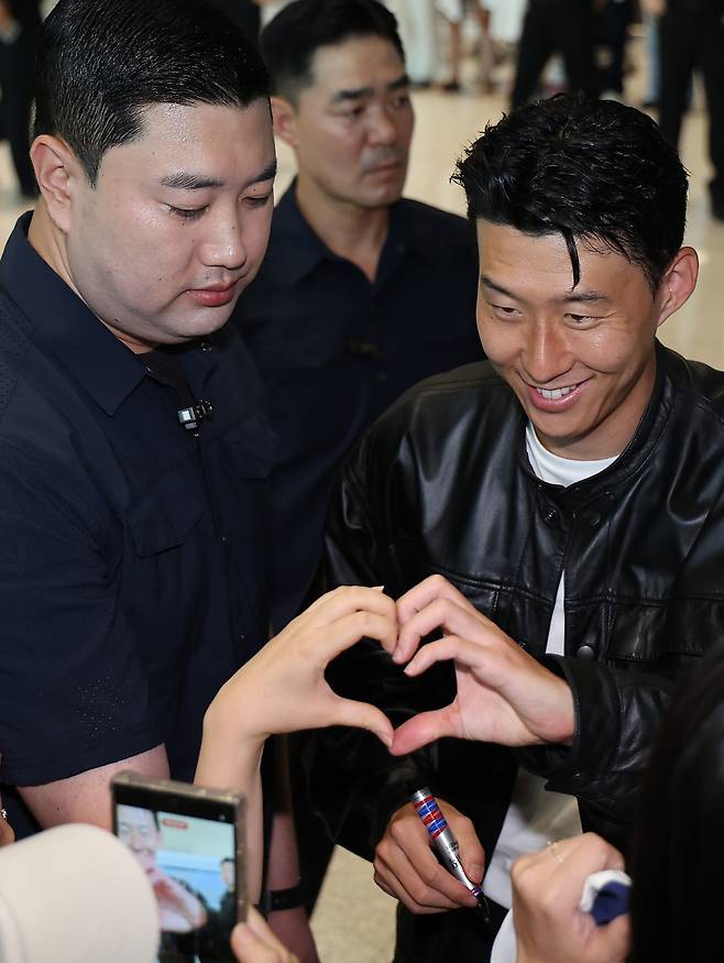손흥민과 손하트

    (영종도=연합뉴스) 김성민 기자 = 토트넘과의 결별 소식을 전한 손흥민이 5일 인천 영종도 인천국제공항 2터미널 출국장으로 향하며 팬들과 인사하고 있다. 손흥민은 미국프로축구(MLS) 로스앤젤레스FC(LAFC) 입단이 유력한 것으로 알려졌다. 2025.8.5