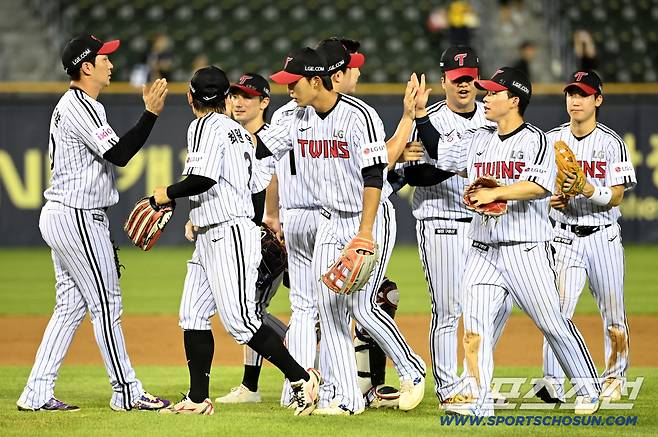 29일 잠실야구장에서 열린 KT와 LG의 경기, LG가 8대2로 승리했다. 승리의 기쁨을 나누는 LG 선수들의 모습. 잠실=허상욱 기자wook@sportschosun.com/2025.07.29/