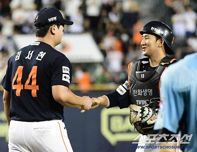 22일 잠실야구장에서 열린 KBO리그 두산과 한화의 경기. 한화가 두산에 승리하며 10연승을 달성했다. 경기 종료 후 승리의 기쁨을 나누고 있는 김서현, 최재훈. 잠실=송정헌 기자songs@sportschosun.com/2025.07.22/