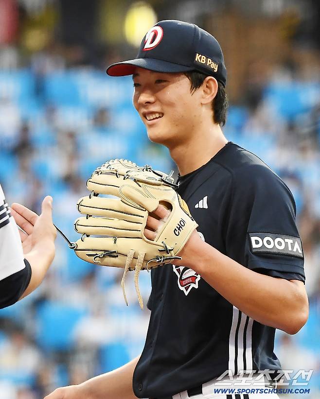 18일 대구 라이온즈파크에서 열린 두산-삼성전. 4회말 1사 1루 강민호를 병살타로 처리한 최민석이 기뻐하고 있다. 대구=정재근 기자 cjg@sportschosun.com/2025.6.18/