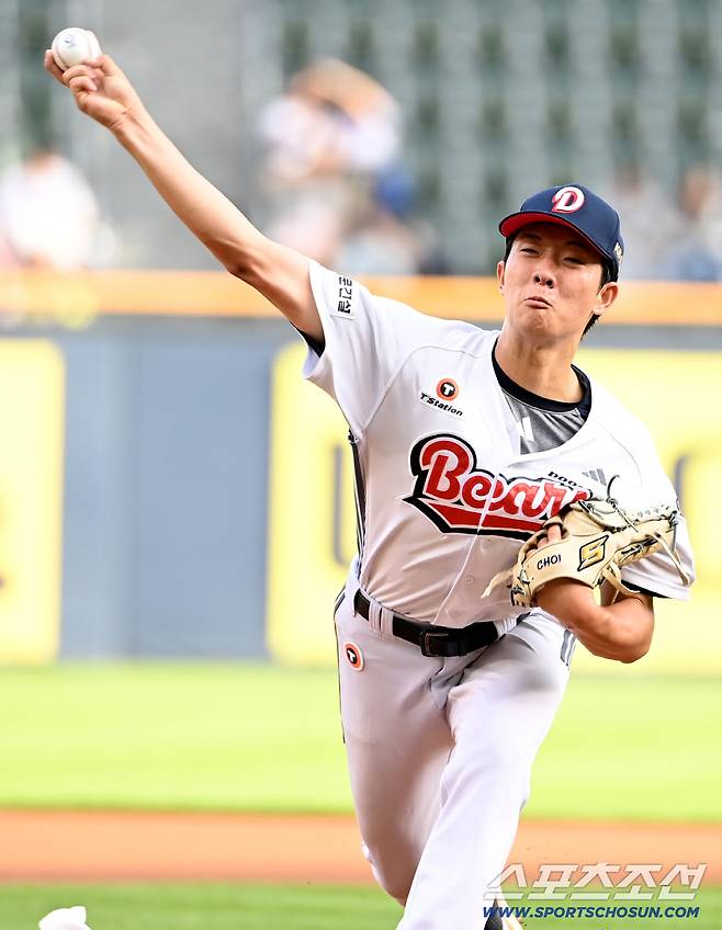 1일 잠실야구장에서 열린 삼성과 두산의 경기, 두산 선발투수 최민석이 역투하고 있다. 잠실=허상욱 기자wook@sportschosun.com/2025.07.01/