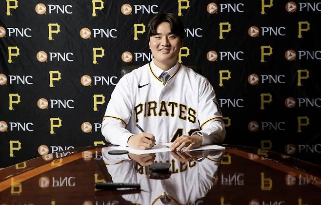 피츠버그 파이어리츠 심준석이 2023년 1월 27일(한국시각) 입단식을 마친 뒤 홈구장 PNC파크 마운드에 올라 두 팔을 벌려 포즈를 취하고 있다. 사진=피츠버그 파이어리츠(YoungBucs) 트위터 캡처