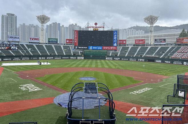 6일 부산 사직야구장에서 KIA와 롯데의 경기가 열릴 예정인 가운데 그라운드에 소나기가 내리고 있다. 부산=허상욱 기자wook@sportschosun.com/2025.08.06/