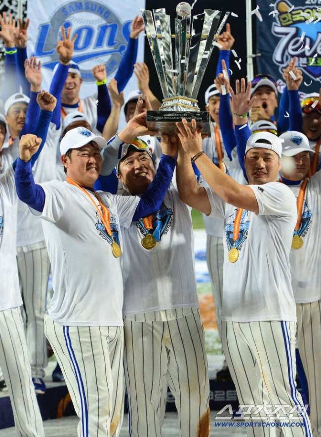 삼성 라이온즈가 2013 한국시리즈 우승을 차지했다. 1일 대구구장에서 열린 한국시리즈 7치전에서 삼성은 두산을 7-3으로 꺾고 프로야구 사상 최초로 한국시리즈 3연패를 달성했다. 진갑용, 최형우, 오승환이 우승 트로피를 들고 환호하고 있다.

대구=정재근기자 cjg@sportschosun.com/2013.11.01/