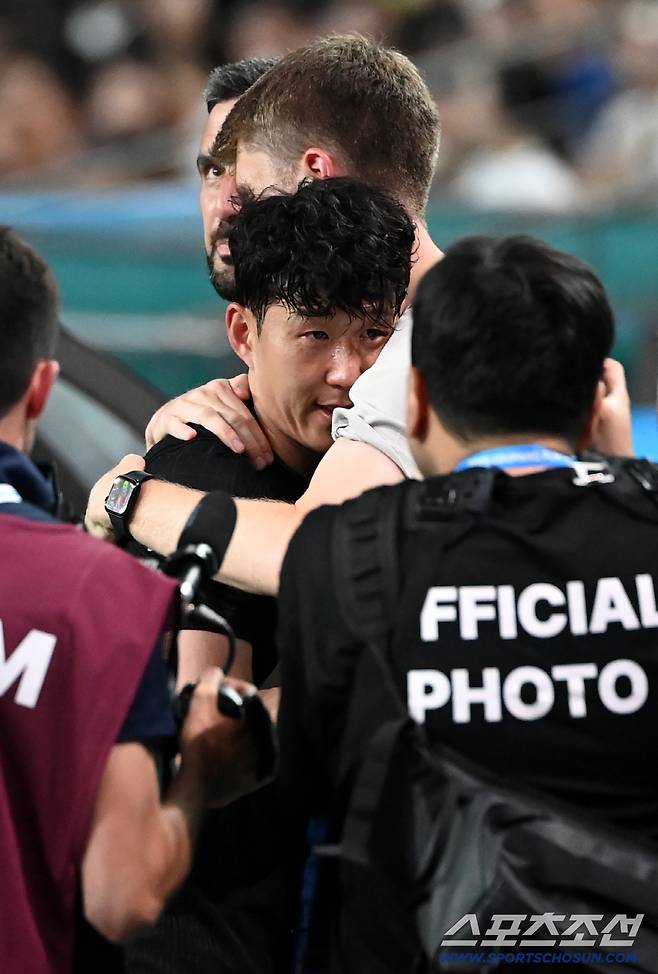 3일 서울월드컵경기장에서 열린 토트넘과 뉴캐슬의 경기, 손흥민이 후반 교체되며 동료들의 배웅을 받고 있다. 상암=허상욱 기자wook@sportschosun.com/2025.08.03/