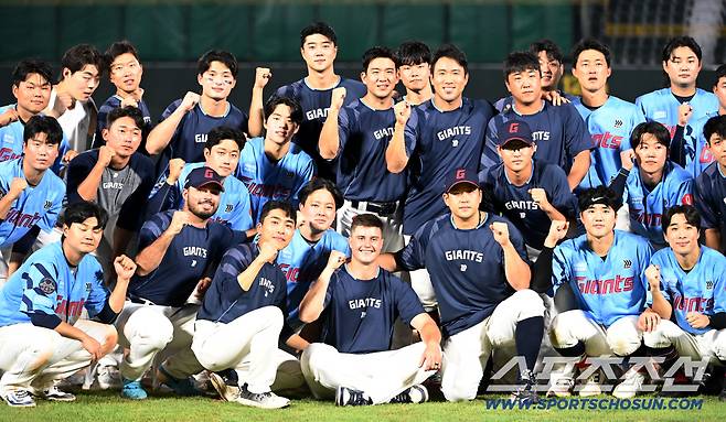 6일 부산 사직야구장에서 KIA와 롯데의 경기가 열렸다. 롯데가 7대1로 승리했다. 이날 마지막 등판을 마친 데이비슨이 동료들과 기념촬영을 하고 있다. 부산=허상욱 기자wook@sportschosun.com/2025.08.06/