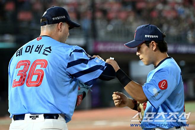 6일 부산 사직야구장에서 KIA와 롯데의 경기가 열렸다. 4회초 2사 1,2루 롯데 데이비슨이 KIA 김태군의 타구를 호수비로 잡아낸 중견수 황성빈을 맞이하고 있다. 부산=허상욱 기자wook@sportschosun.com/2025.08.06/