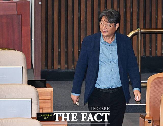 정청래 더불어민주당 신임 대표가 내란세력 척결과 검찰·언론·사법개혁 완수를 목표로 강성 개혁 드라이브를 예고한지 불과 사흘 만에 예기치 못한 내부 악재가 터졌다. 국회 법제사법위원장인 이춘석 의원이 본회의장에서 보좌진 명의의 계좌로 주식을 매매하는 것으로 보이는 모습이 <더팩트> 카메라에 포착되면서 '차명거래 의혹'이 불거진 것이다. 이 의원이 5일 본회의에 참석한 모습. /국회=배정한 기자
