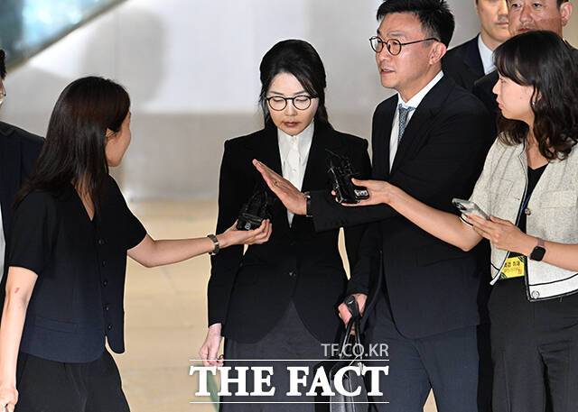 자본시장법 위반 등 혐의를 받는 김건희 씨가 6일 오후 서울 종로구 KT광화문빌딩 웨스트에 마련된 민중기 특검 사무실에서 조사를 마치고 특검 사무실을 나서고 있다. /박헌우 기자