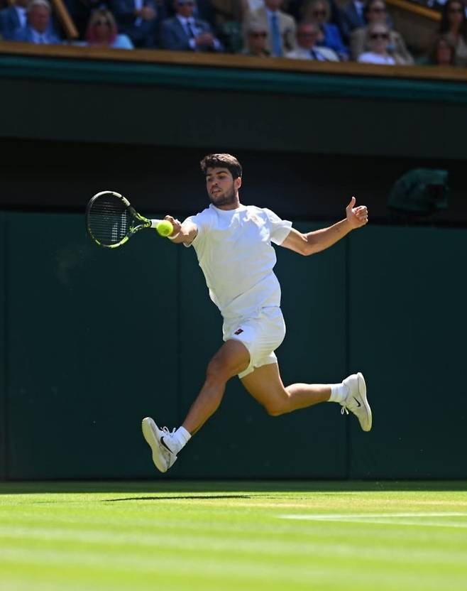 2번 시드를 받은 카를로스 알카라스의 지난 7월 윔블던 경기 모습. 사진/윔블던
