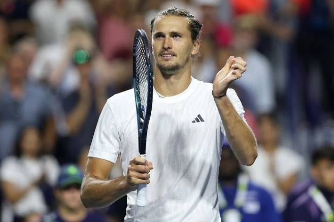 근래 들어 라켓을 박살내지 않는 이유로, 아버지가 되고 나서부터 좋은 사람으로 기억되고 싶다고 밝힌 알렉산더 즈베레프