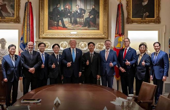 도널드 트럼프 미국 대통령이 지난 30일(현지시간) 워싱턴DC 백악관에서 한국 정부 협상단과 무역 합의를 타결한 이후 양국 대표들과 기념촬영을 하고 있다. 2025.7.31 백악관 엑스(X) 계정 연합뉴스