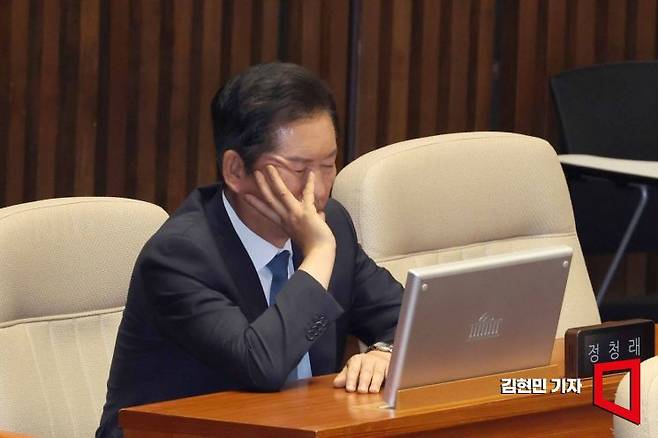 정청래 더불어민주당 대표가 5일 국회에서 열린 본회의에서 생각에 잠겨 있다. 김현민 기자