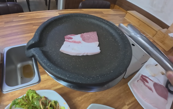 유튜버 A씨가 울릉도 식당에서 받은 '비계 삽겹살'. A씨 유튜브 캡처
