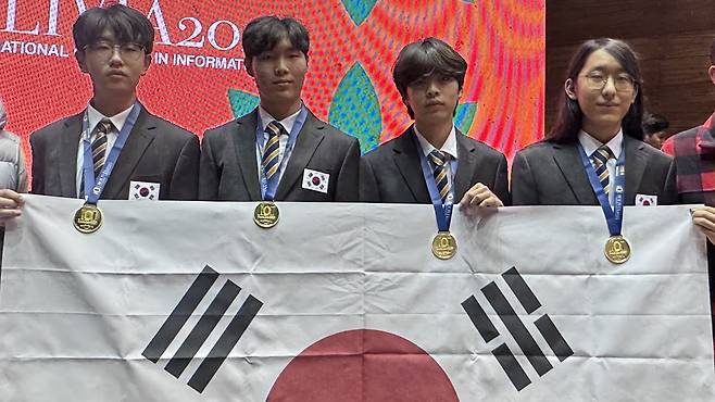 국제정보올림피아드에서 한국 대표단 4명이 전원 금메달을 받았다. 왼쪽부터 김성열 단장, 변재우·이유찬·정민찬·우민규 학생, 박희진 부단장. /과학기술정보통신부