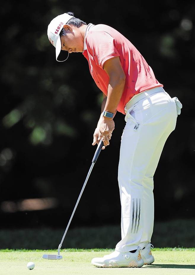 작년 6월 KPMG 여자 PGA 챔피언십 1라운드에서 오른손잡이 자세로 퍼트하는 모습./게티이미지코리아