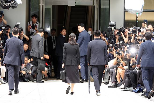 도이치모터스 주가조작 연루 의혹 등을 받는 김건희 여사가 6일 오전 서울 종로구 김건희 특검팀(특별검사 민중기)사무실에 피의자 신분으로 소환되고 있다./뉴시스