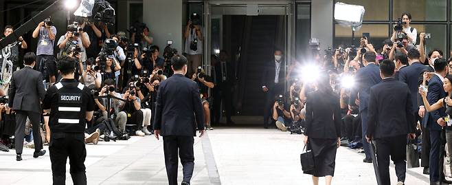 윤석열 전 대통령의 부인 김건희 여사가 6일 서울 종로구에 마련된 김건희 특검팀(특별검사 민중기) 사무실에 첫 조사를 받기 위해 피의자 신분으로 출석하고 있다. / 뉴스1