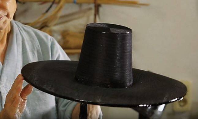 국가무형유산 '갓일'.