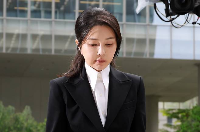 윤석열 전 대통령 부인 김건희 여사가 6일 서울 종로구 KT광화문빌딩 웨스트에 마련된 민중기 특별검사팀에 피의자 신분으로 첫 출석하고 있다. 전·현직 대통령 부인이 수사기관에 피의자로 공개 출석하는 것은 헌정사상 처음이다. /연합뉴스