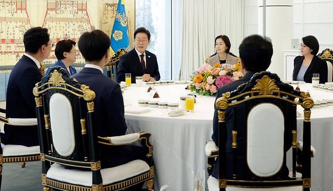 이재명 대통령이 지난달 3일 서울 한남동 관저에서 열린 국회 비교섭단체 지도부와 오찬회동에서 인사말을 하고 있다. ⓒ뉴시스
