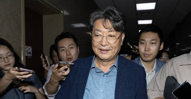 더불어민주당 이춘석 의원이 5일 오후 국회 본회의에서 방송법 개정안에 대한 무제한 토론(필리버스터) 종결안 투표를 마친 뒤 국회 본청을 나가고 있다. 이 의원은 이날 차명 주식 거래 의혹이 제기되자 민주당을 탈당하고 법사위원장을 사임하겠다고 밝혔다. 뉴스1