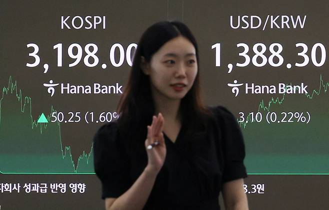 5일 서울 중구 하나은행 딜링룸에서 딜러들이 업무를 보고 있다.   코스피는 전 거래일(3147.75)보다 50.25포인트(1.60%) 오른 3198.00에 장을 마쳤다. 코스닥 지수는 전 거래일(784.06)보다 14.54포인트(1.85%) 상승한 798.60에 거래를 종료했다. 2025.08.05. 뉴시스