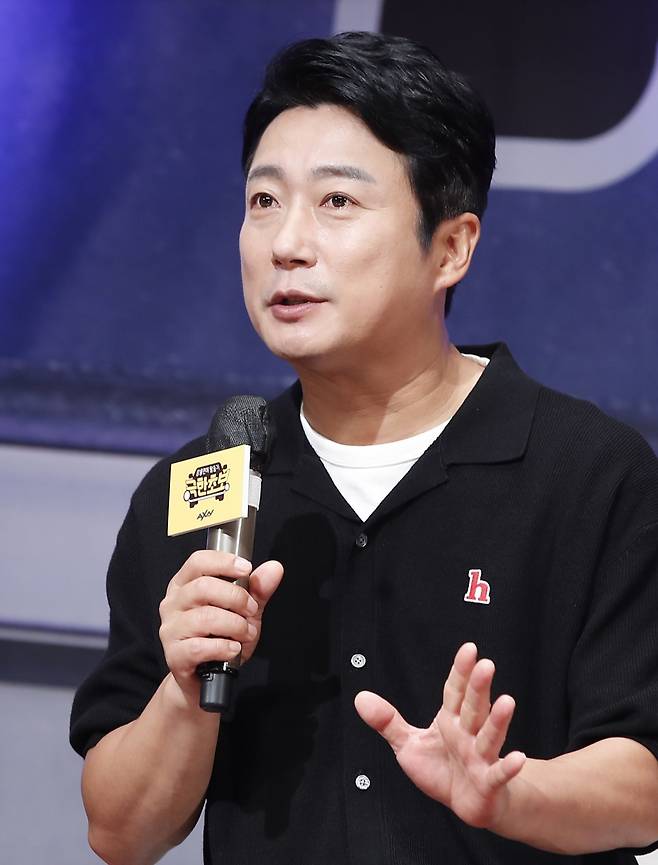 코미디언 이수근이 부친상을 당했다. 향년 81세. 빈소는 서울 아산병원에 마련됐으며 장례는 가족과 친지들만 조용히 치를 예정이다. ⓒ News1