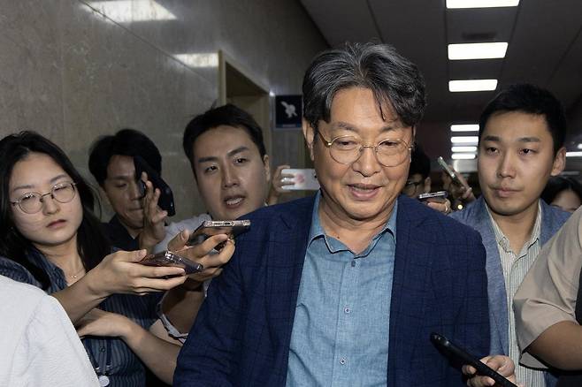 ‘주식 차명거래 의혹’이 제기된 이춘석 더불어민주당 의원이 5일 오후 서울 여의도 국회에서 방송법 개정안에 대한 무제한토론 종결동의의 건 투표를 마치고 본회의장을 빠져나가고 있다. 2025.8.5/뉴스1 ⓒ News1