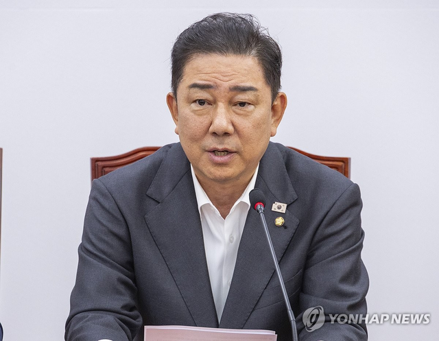 원내대책회의에서 발언하는 김병기 원내대표. 연합뉴스