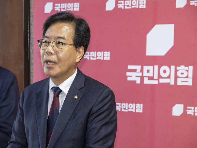 송언석 국민의힘 비상대책위원장 겸 원내대표가 5일 국회에서 이춘석 국회 법제사법위원장이 차명으로 주식에 투자했다는 의혹과 관련한 입장을 밝히고 있다. [연합뉴스]