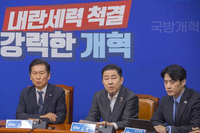 김병기(가운데) 더불어민주당 원내대표가 6일 국회에서 열린 당 최고위원회의에서 ‘탈당 선언’한 이춘석 전 법제사법위원장을 대신해 추미애 의원을 법사위원장에 내정했다고 발표하고 있다.<연합뉴스>