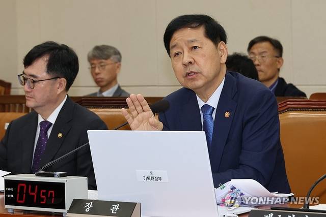 구윤철 부총리 겸 기획재정부 장관이 6일 국회 기획재정위원회 전체회의에서 한미 관세협상 관련 현안 질의에 답하고 있다. 연합뉴스