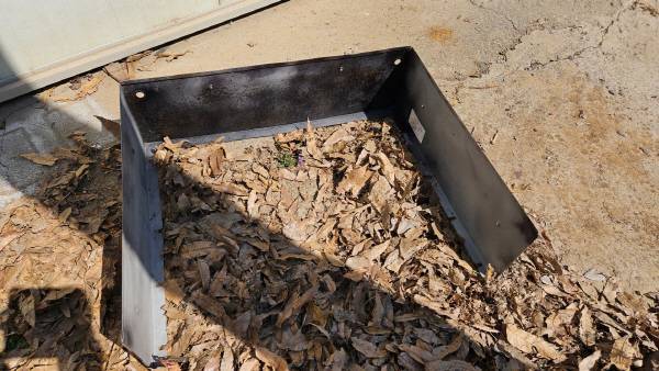 아예 까맣게 변한 겉 케이스