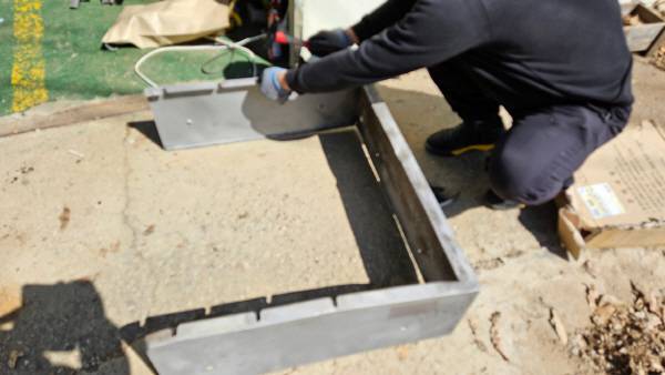 망치로 표면을 평평하게 잘 펴주었다