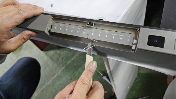 색을 잘 맞춰서 감쪽 같이 보완되었다