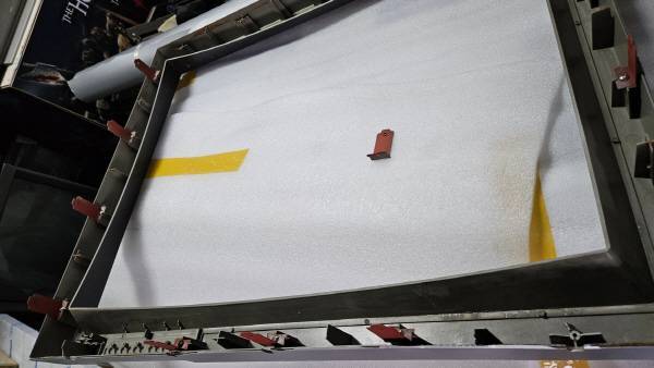 케이스 앞면에 고정쇠를 다시 박아 준다