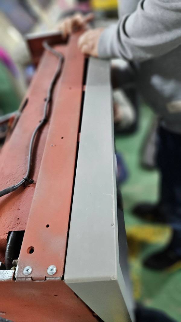 앞 부분에 패널 앞 부분을 껴준 모습