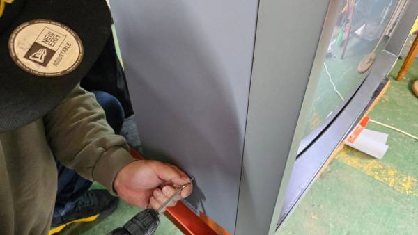 옆면에 구멍을 뚫고 조립을 이어가는 모습