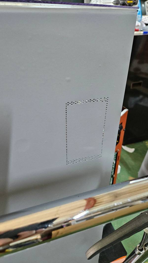 옆면 스피커 부분을 하나씩 송곳으로 찔러서 구멍을 뚫어준다