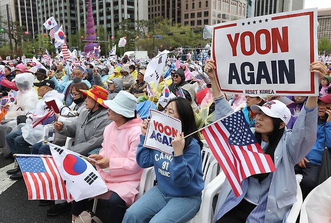 지난 4월19일 서울 종로구 동화면세점 인근에서 자유통일당이 연 ‘국민저항권 광화문국민대회’ 참가자들이 ‘윤 어게인’이 적힌 손팻말을 들고 있다. 연합뉴스