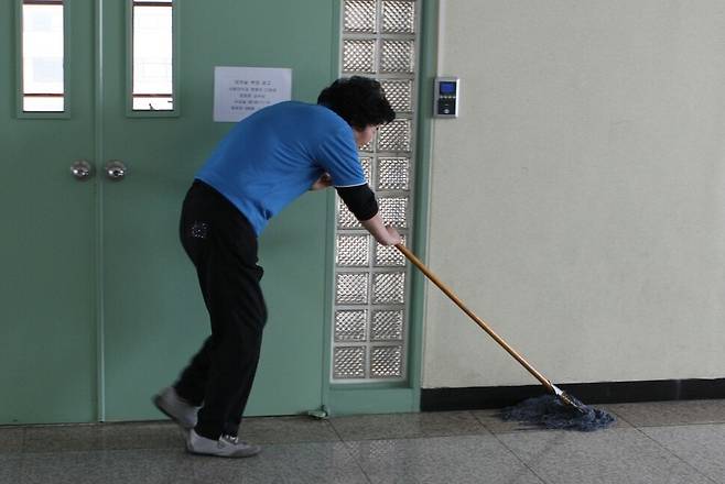 한 청소 용역노동자가 바닥을 닦고 있다. 윤운식 선임기자 yws@hani.co.kr