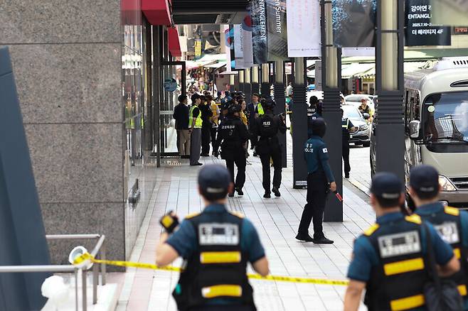 지난 5일 서울 중구 신세계백화점 본점에 폭발물을 설치했다는 협박 글을 온라인 커뮤니티에 올라와 경찰이 수색하고 있다. 연합뉴스