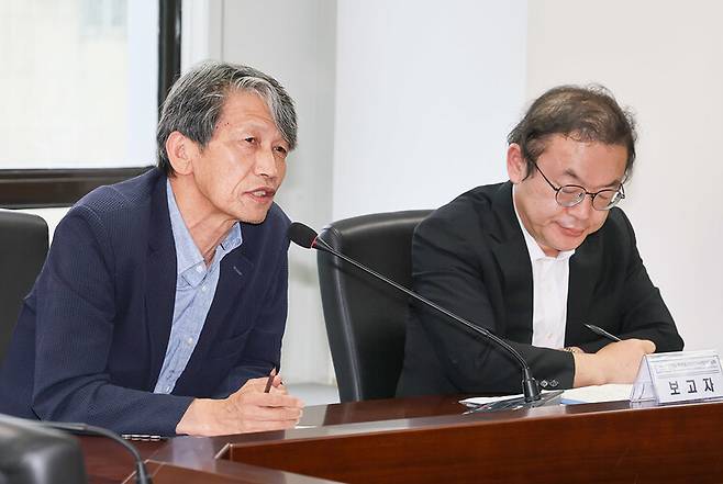 5일 열린 진실화해위 제114차 전체위원회에서 조유묵 3·15의거과 과장(왼쪽)이 종합보고서에 대한 입장을 밝히고 있다. 오른쪽이 정영훈 조사2국장. 진실화해위 제공