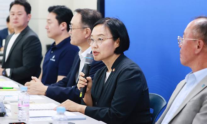 한성숙 중소벤처기업부 장관이 지난 7월30일 서울 종로구 소상공인시장진흥공단 서울중부센터에서 열린 ‘소상공인 회복과 안전망 확충을 위한 릴레이 간담회’에서 인사말을 하고 있다. 연합뉴스