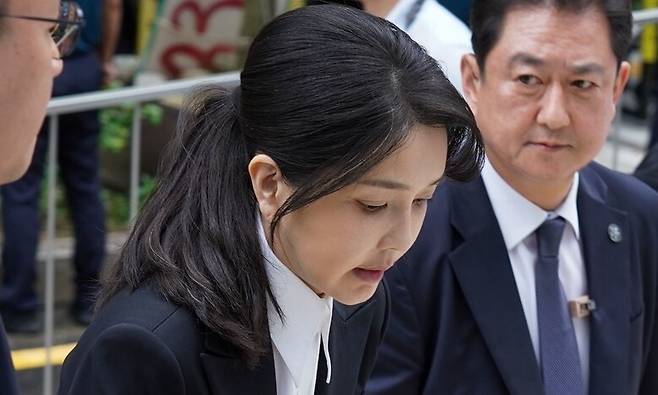 윤석열 전 대통령의 부인 김건희 여사가 6일 서울 종로구 KT광화문빌딩 웨스트에 마련된 민중기 특별검사팀 사무실에 출석하고 있다. 사진공동취재단